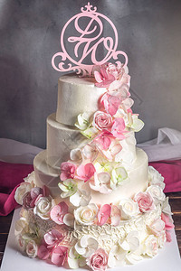 一个美丽的家庭婚礼四层蛋糕装饰着粉红和绿色的图片