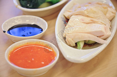 美味的传说中的新加坡海南鸡饭配两色蘸酱图片
