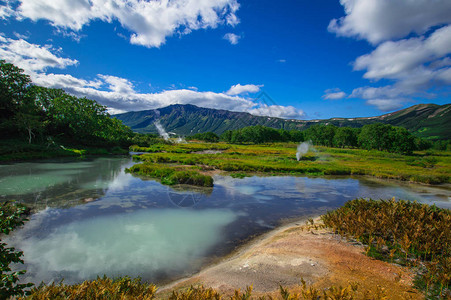 乌松火山口的酸湖图片