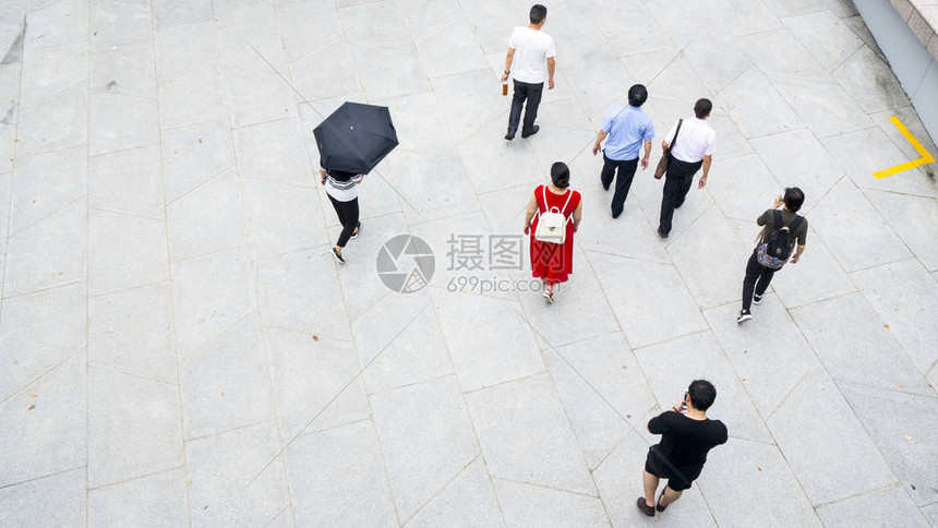 人们在行人街上行走的高清图片下载-正版图片505050866-摄图网