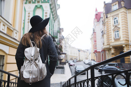 漫步在美丽的老城区的时尚女孩的背影一个女孩在一座拥有美丽建筑图片