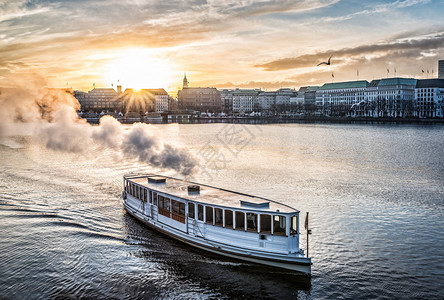 德国汉堡Alster湖上的蒸汽船背景图片