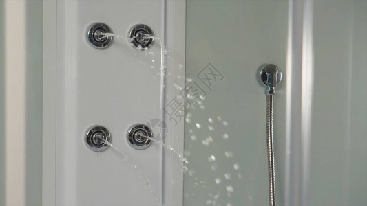 带水力按摩的现代淋浴间在现代淋浴中水图片