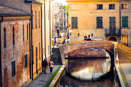 Romagna的桥上的红砖旧楼和桥上图片