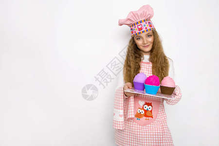 厨房里有粘液的可爱女孩做饭和烤松饼图片