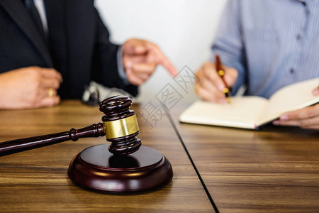 男律师或法官咨询与客户法律和法律服务理图片