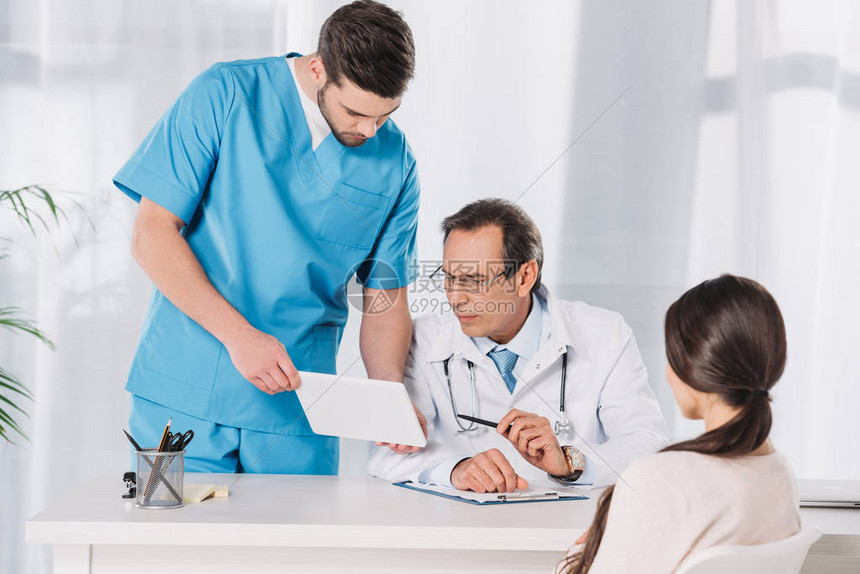 男护士在平板电脑上向医生展示一些东西图片
