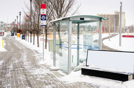 与玻璃庇护所的公交车站加图片