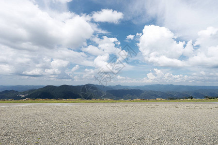 蓝天白云中空旷的土地和青山图片