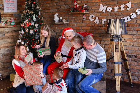 圣诞老人送给家人用节日丝带包裹的大盒子图片