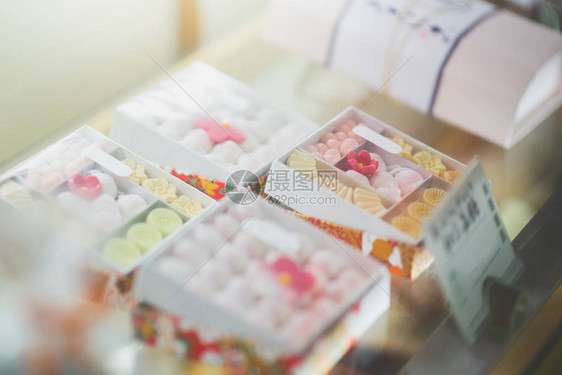 陈列柜中日本甜点的特写图片