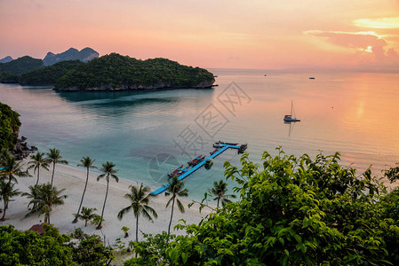 泰国素叻他尼MuKoAngThong海洋公园日出时为游客在WuaTaLap岛的海滩岛和桥墩的美丽自然景图片