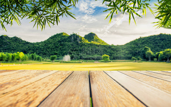 木桌与山景图片