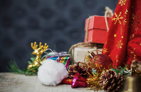 礼物盒和圣诞装饰图片