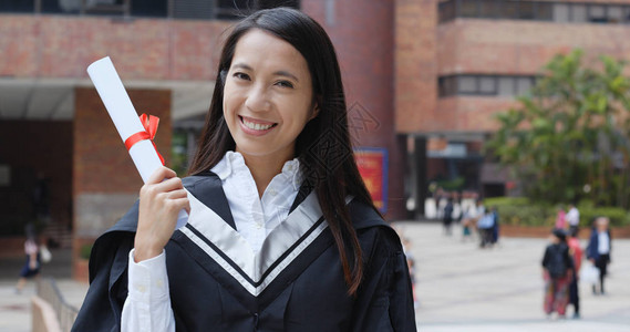 快乐的女人在大学毕业图片