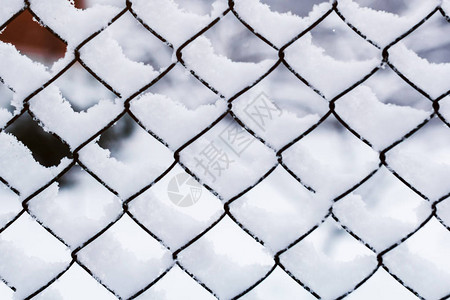 雪在网格上的积雪冬季的铁图片