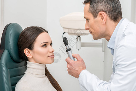病人在诊所接受眼科检图片