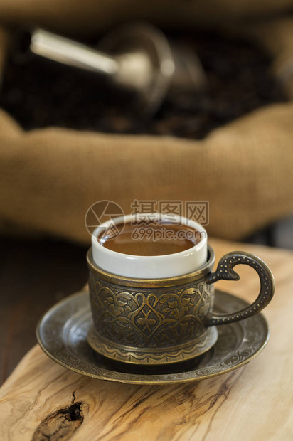 土耳其咖啡装在木质背景上的传统杯子中图片