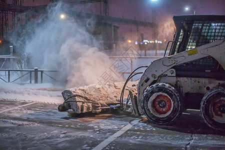 小扫雪机拖拉机在冬天清理路面图片