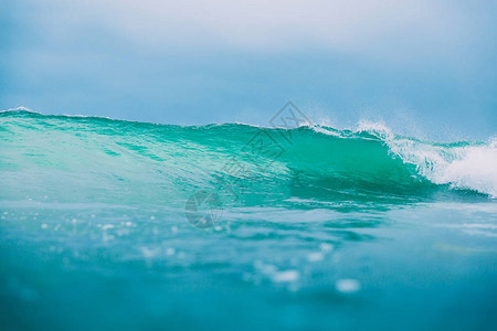 撞击在热带海洋中的蓝色波浪图片