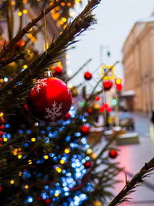 城市街头的节日光照圣诞节灯光简背景圣诞装饰品背景图片