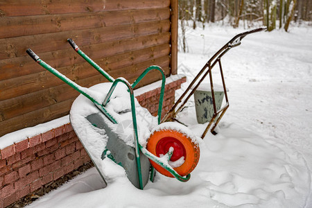 用于在后院雪中手工搬运建筑材料图片