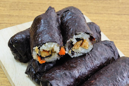 日本菜豆传统蔬菜日本大米玛基寿司卷和红萝卜包装在诺里海藻校图片
