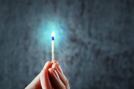 闪光与蓝色火焰的火柴牵手图片