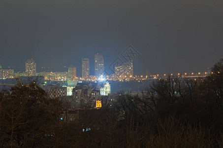 晚间城市全景图片