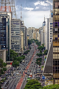圣保罗市天上的黑云宣布即将到来的雨在Paulista大街图片