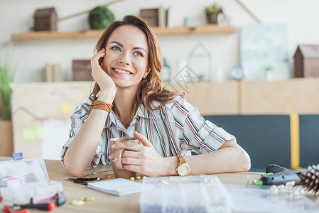 中的年轻女子在手工制作的图片