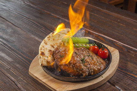 热煎黑锅上的肉类菜肴图片