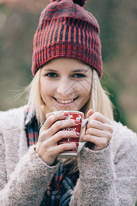 喝热饮的女子红指甲的女孩拿着热咖图片