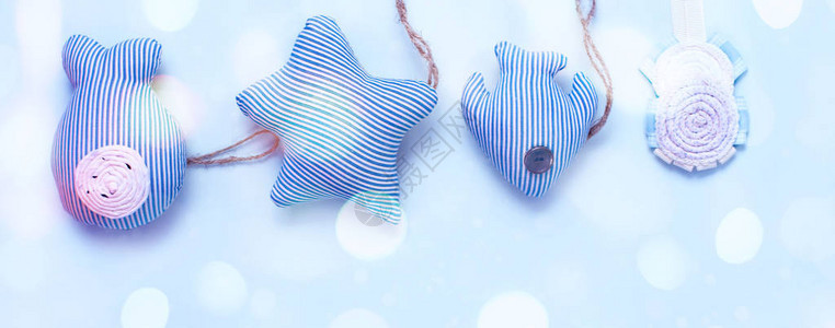 由平层上方蓝色背景视图组成的手工制作的海洋风格纺织品玩具装饰品图片