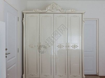 卧室里的白色复古衣柜图片