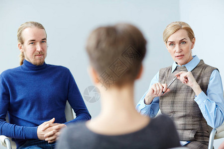 成熟女在集体治疗会议上与患者交谈咨询心理健图片