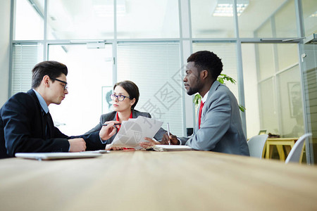 才华横溢的白领团队在宽敞的董事会议室开会图片