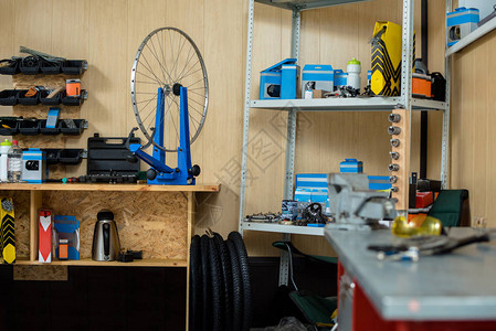 空自行车修理车间配备必要的工具和图片