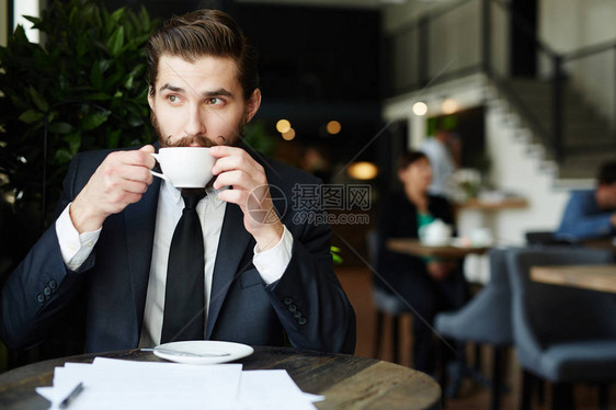休息时在咖啡馆喝茶或咖啡图片