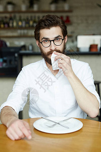 商人在咖啡馆吃完饭后用纸巾擦嘴图片