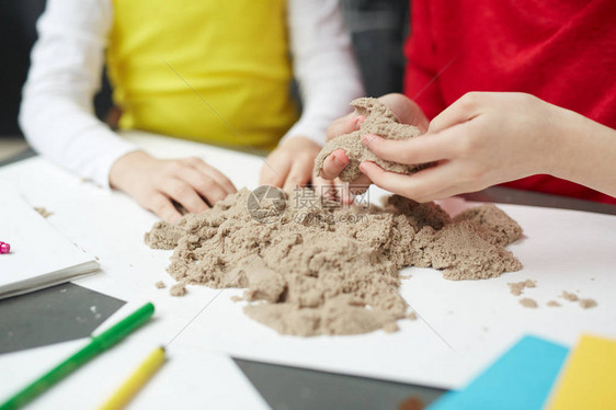 小学生玩动能沙子图片