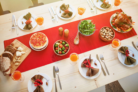 丰盛的餐桌为客人提供充足的节日餐点图片