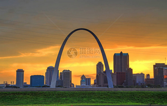 日落在密苏里州圣路易斯图片