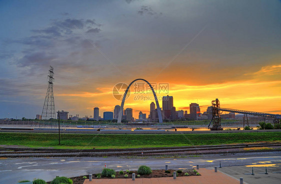 日落在密苏里州圣路易斯图片