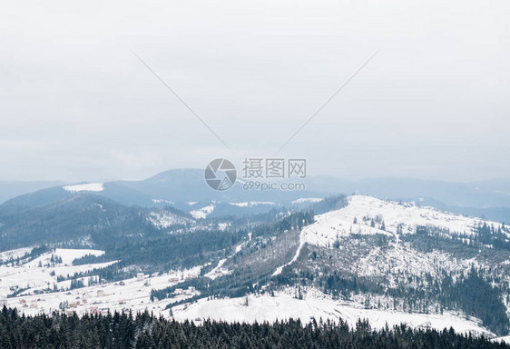 与雪山的美好的冬天风景图片