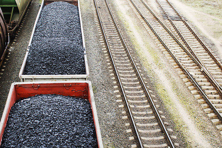 黑煤货车的鸟瞰图煤炭运输图片