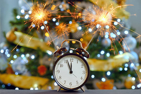 与Sparkler烟火和时钟的新年快图片