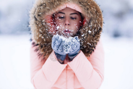 穿着温暖的冬装在户外微笑的漂亮女人享受冬天的旅程图片