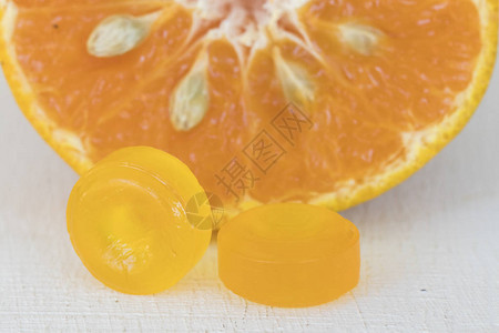 背景白色中草药水果橙的咳嗽喉咙痛锭剂丸图片