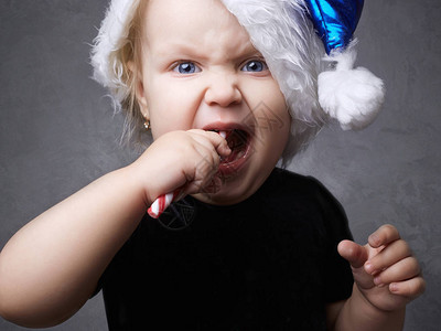 愤怒的孩子有趣的圣塔儿童带糖果在圣图片